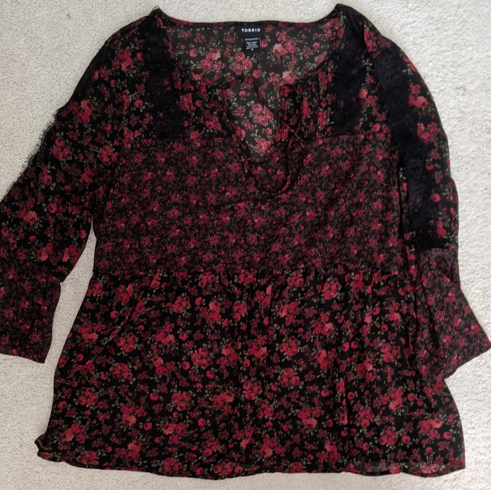 NWOT Torrid Rose Top with Lace Size 0